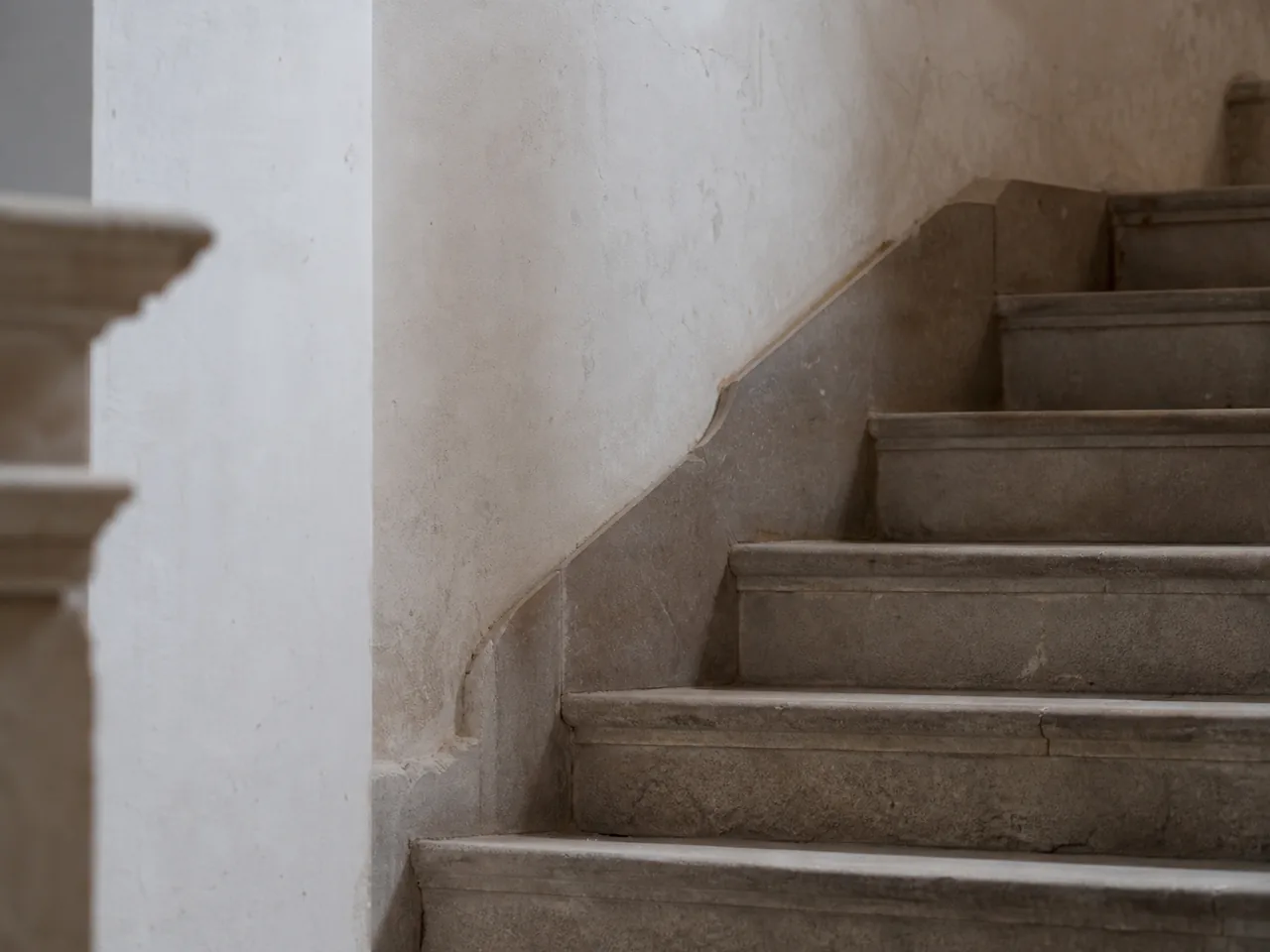 Escalier ancien en pierre éclairé par une lumière douce