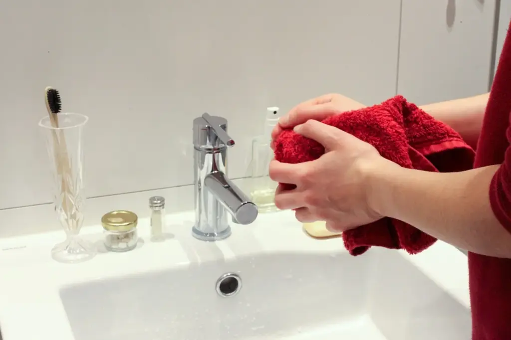 Nettoyage du lavabo avec un chiffon