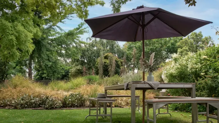 Parasol à l'extérieur au dessus d'une table de jardin