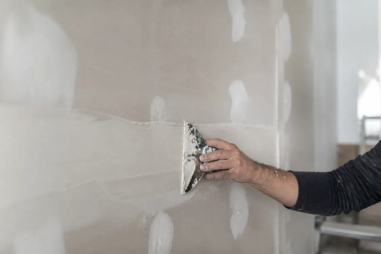 Étapes pour enduire sur de la peinture satinée après ponçage