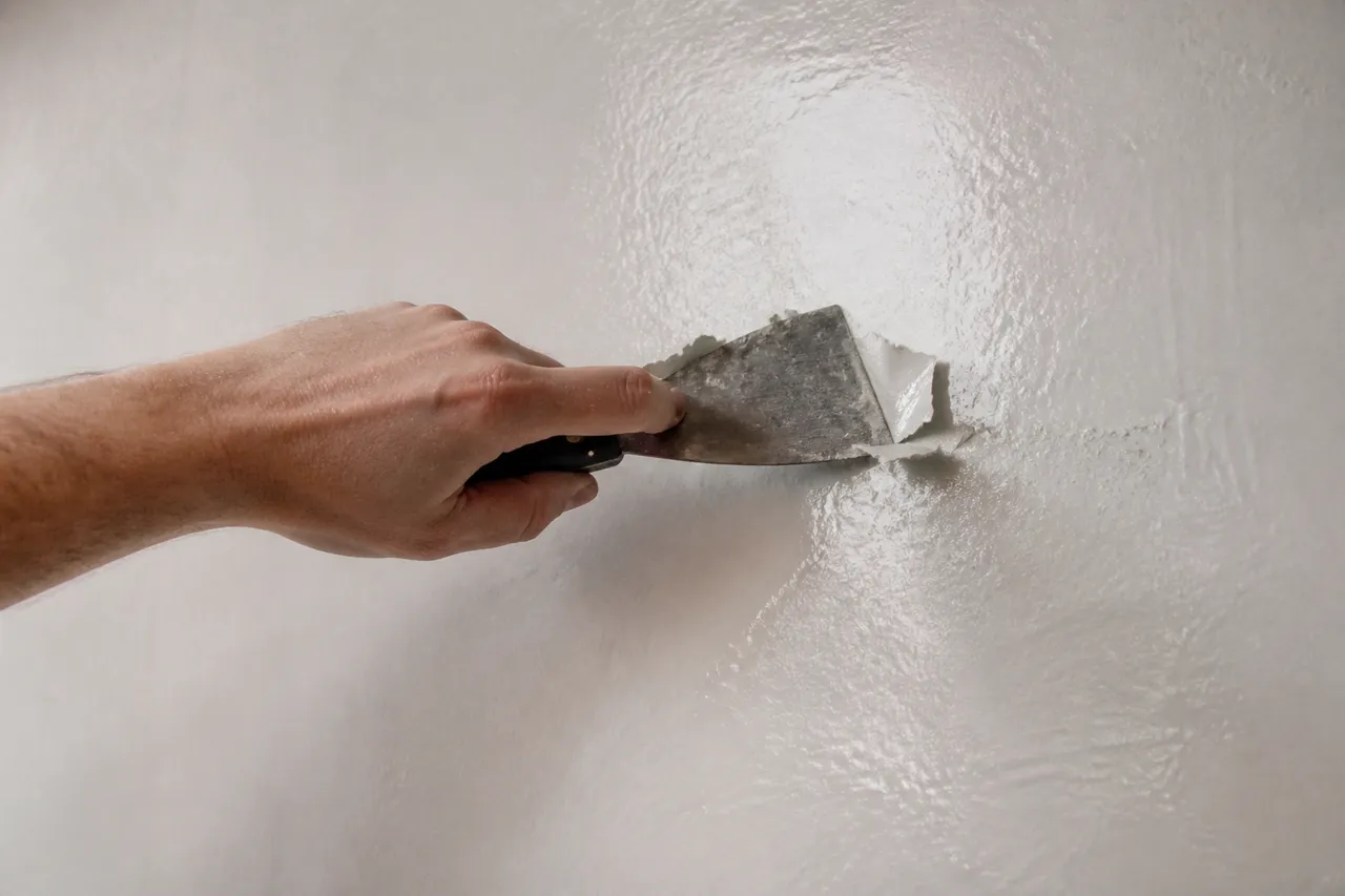 Peinture satinée lisse : l'enduit adhère mal sans ponçage