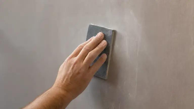 Préparer une peinture satinée avant d'enduire le mur